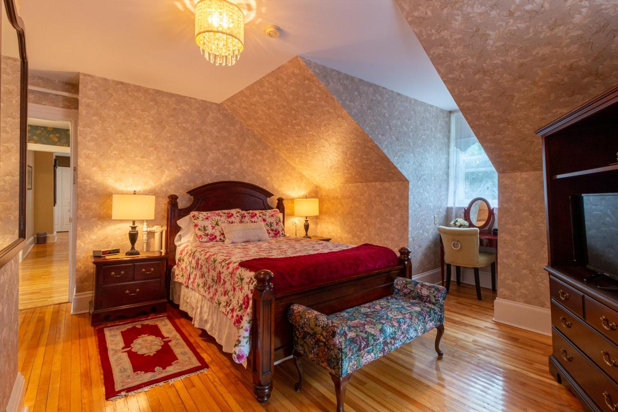 Queen Room with Spa Bath